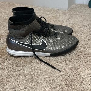 Men’s Nike Magistax indoor soccer cleats